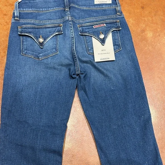 Nwt Hudson Mid rise Baby bell Blue Jeans. Size 29